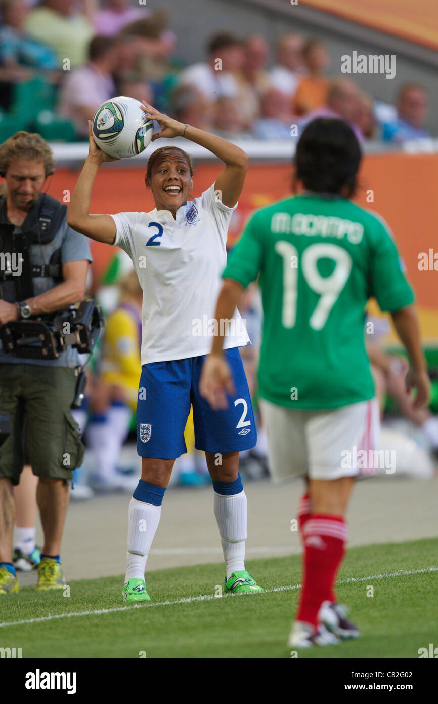 Alex Scott aus England (2) bereitet sich darauf vor, den Ball beim Spiel der FIFA Frauen-Weltmeisterschaft Gruppe B gegen Mexiko am 27. Juni 2011 in der Arena im Allerpark in Wolfsburg ins Spiel zu bringen. Nur redaktionelle Verwendung. Kommerzielle Nutzung verboten. (Foto: Jonathan Paul Larsen / Diadem Images) Stockfoto
