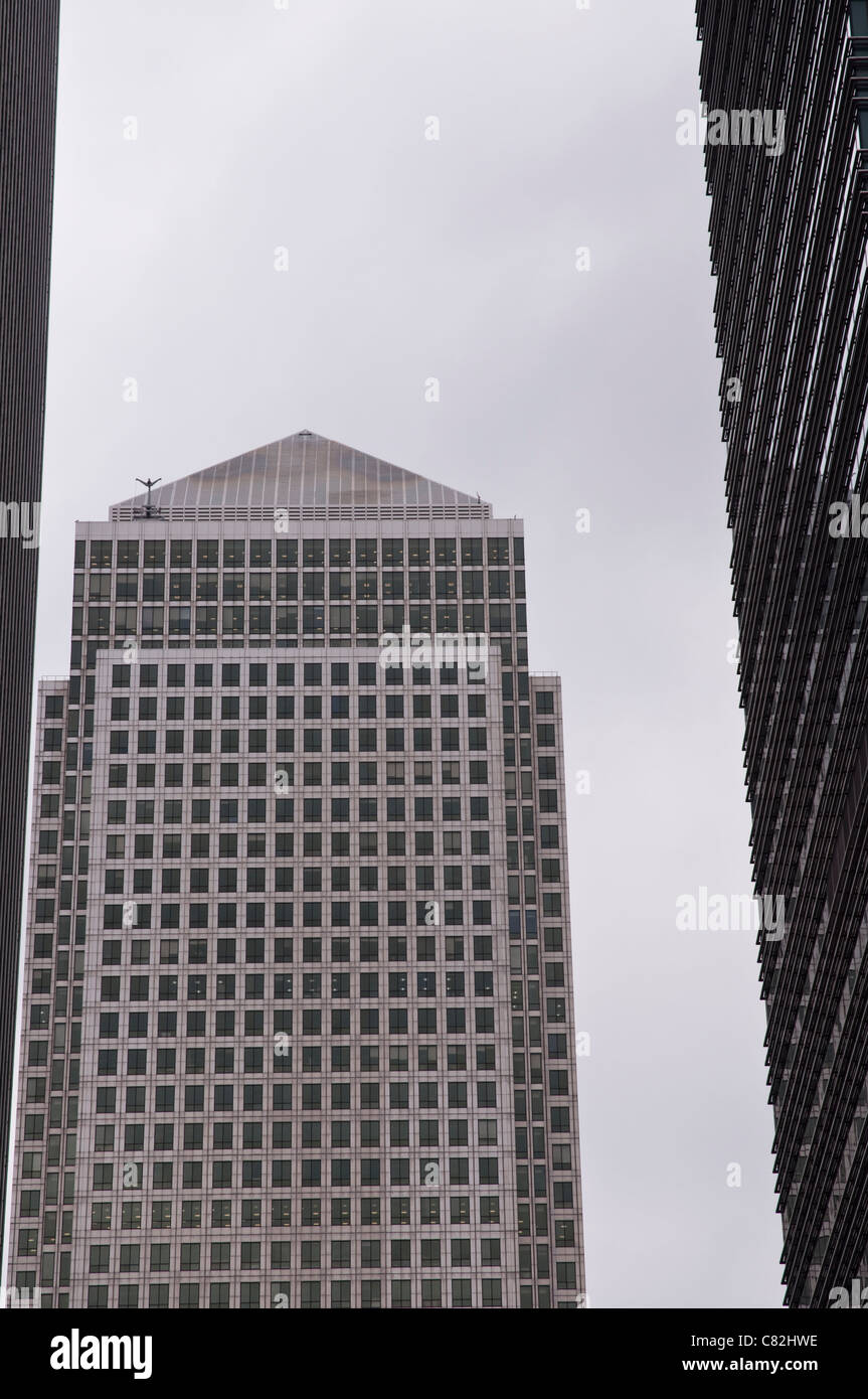 Ein Blick auf One Canada Square, Blick durch eine Lücke zwischen Wolkenkratzern Canary Wharf in London, Vereinigtes Königreich. Stockfoto