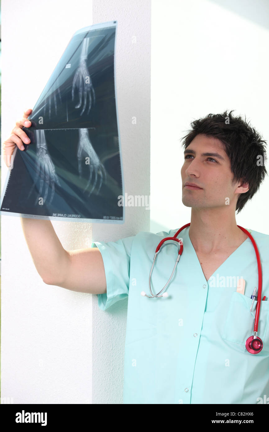 Krankenpfleger Röntgenbild hochhalten Stockfoto