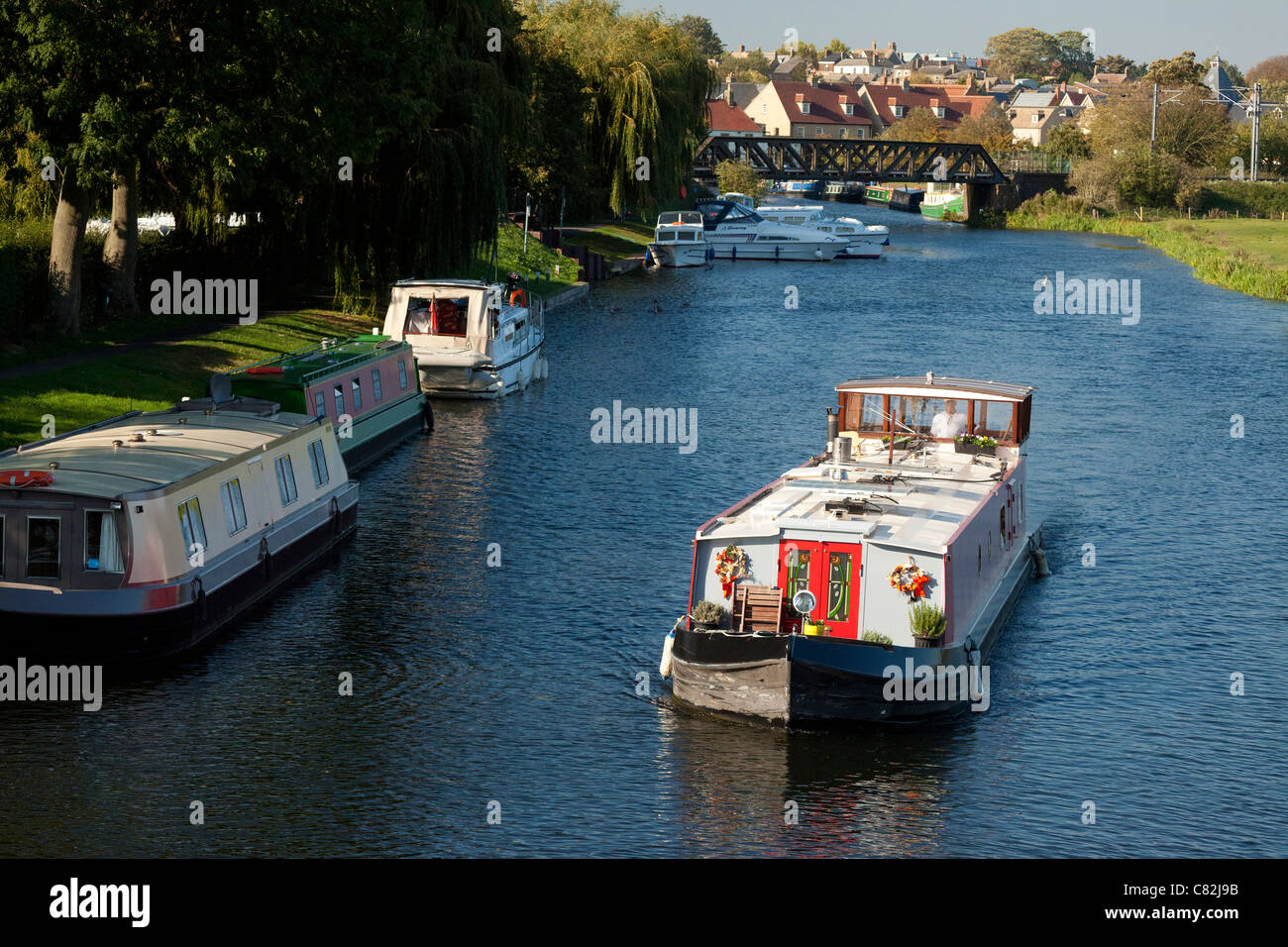 Boote auf dem Fluss Ouse in Ely, Cambridgeshire, Großbritannien Stockfoto
