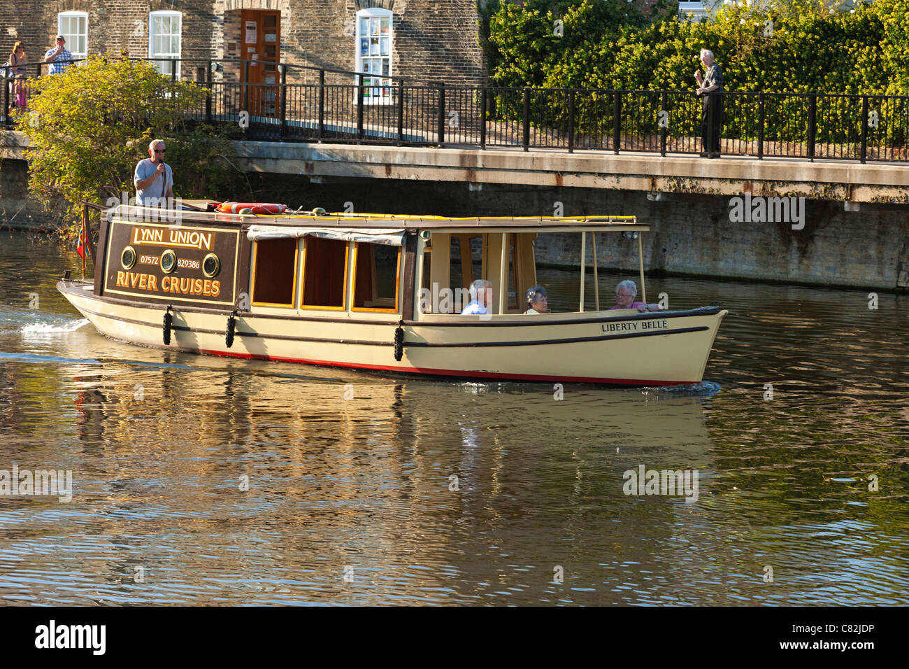Genuss-Schiff-Fahrt auf dem Fluss Ouse in Ely, Cambridgeshire, Großbritannien Stockfoto