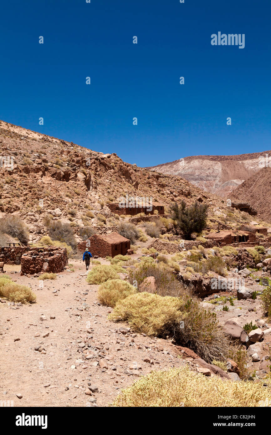 Mann zu Fuß durch das verlassene Dorf Penaliri in Rio Grande, Atacamawüste, Chile Stockfoto