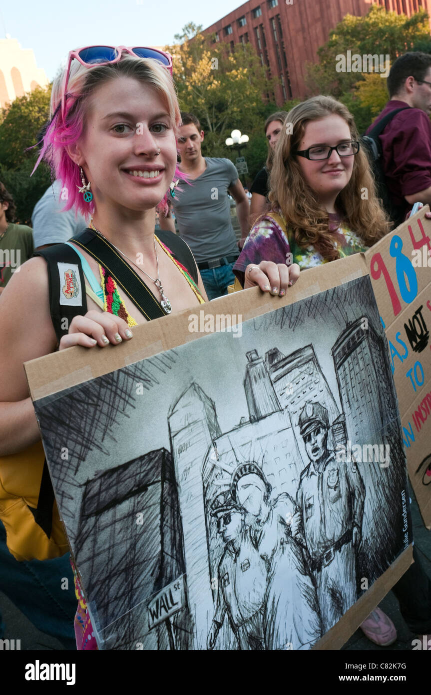 Frau anti-Wall-Street-Demonstrant mit Zeichnung Darstellung Polizei verhaften Lady Liberty. Stockfoto