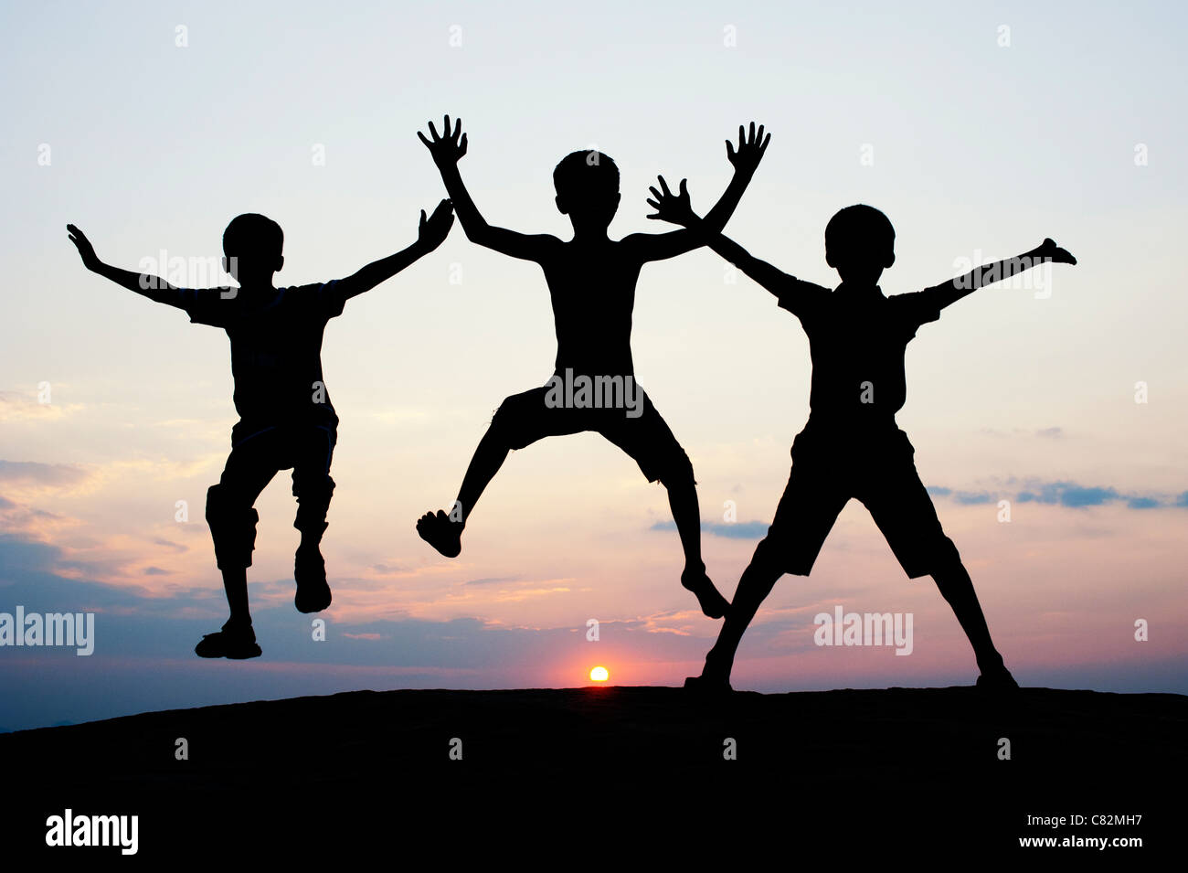 Silhouette von indischen jungen springen gegen bei Sonnenuntergang. Indien Stockfoto