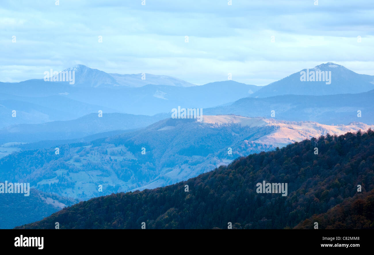 Herbstabend Plateau-Landschaft mit Lust goldenen Sonnenlicht auf Berge und rosa Abendrot Himmel Stockfoto