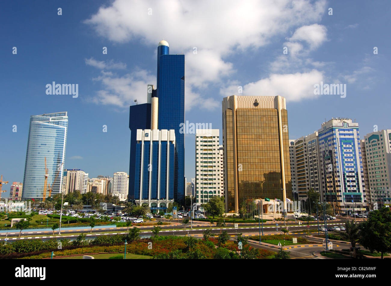 Vielstöckige Gebäude im Stadtzentrum von Abu Dhabi, Vereinigte Arabische Emirate Stockfoto