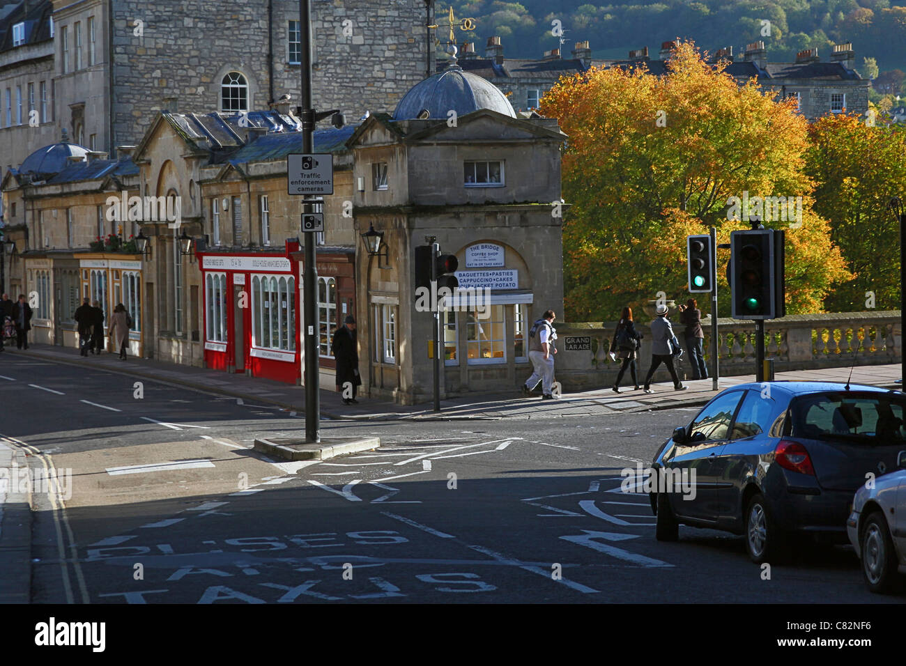 Historische Läden auf Pulteney Bridge im Bad (eines von nur 4 Brücken in der Welt mit Geschäften auf sie) N.E Somerset, England, UK Stockfoto