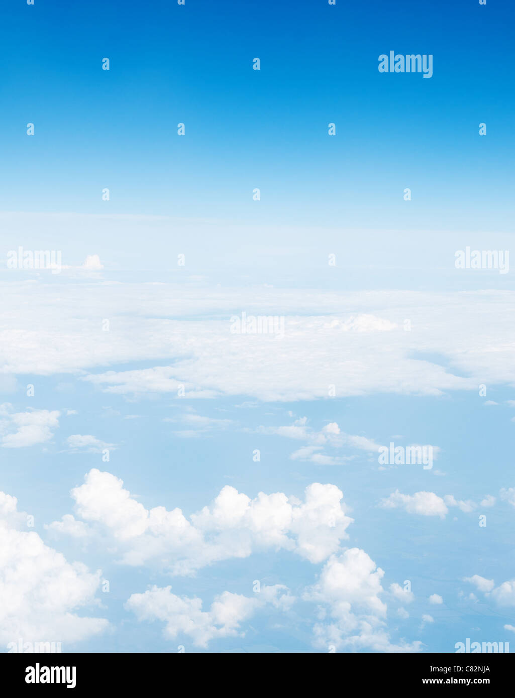 Blauer Himmel über den Wolken. Stockfoto