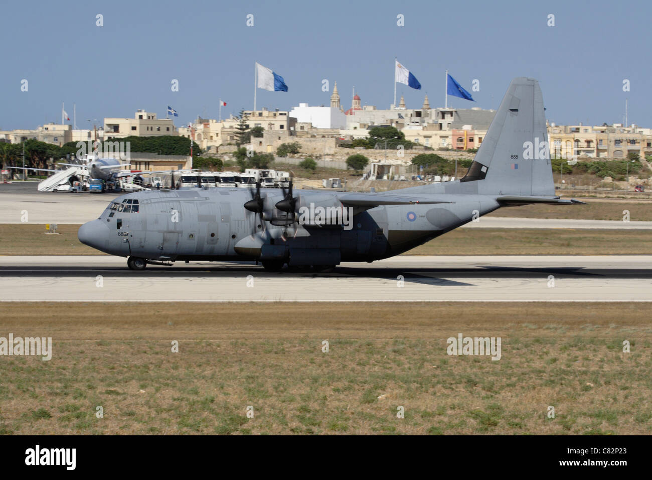 Militärische Luftfahrt. Royal Air Force Hercules C 5 (C-130J) Turboprop Cargo Transport Flugzeug Landung auf der Landebahn in Malta Stockfoto