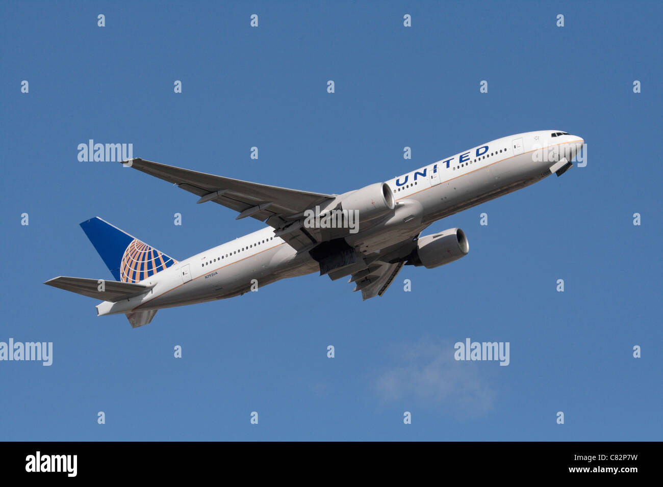 United Airlines Boeing 777-200ER Langstrecken Passagier Flugzeug am Start  am Anfang eines interkontinentalen Flug Stockfotografie - Alamy