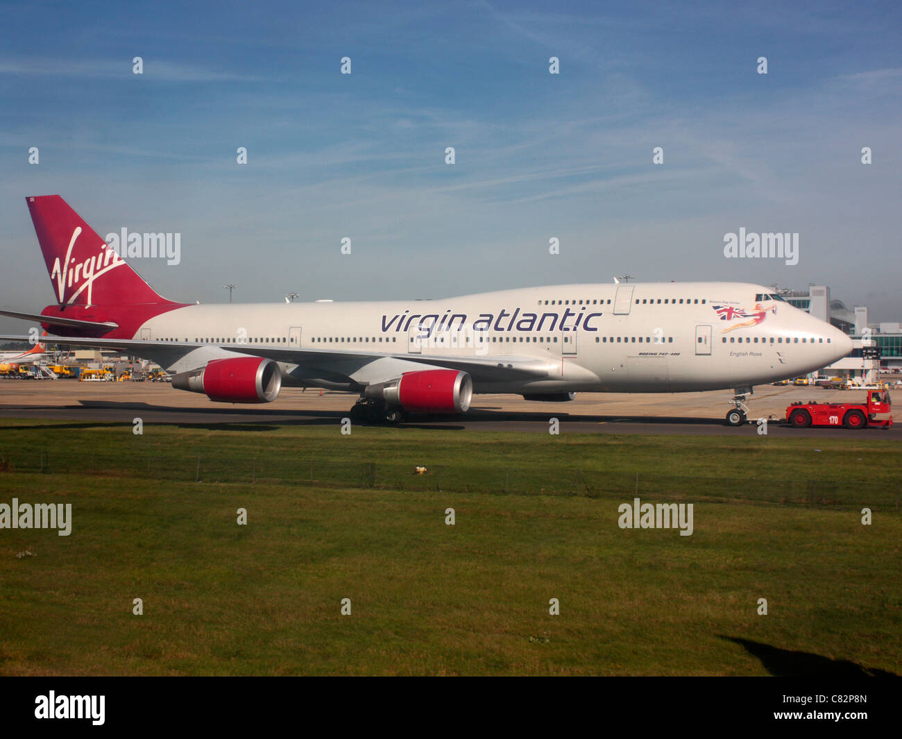 Luftverkehr und Umwelt. Virgin Atlantic Airways Boeing 747-400 am Flughafen Gatwick unter Tow als Alternative zu aus eigener Kraft Rollen Stockfoto