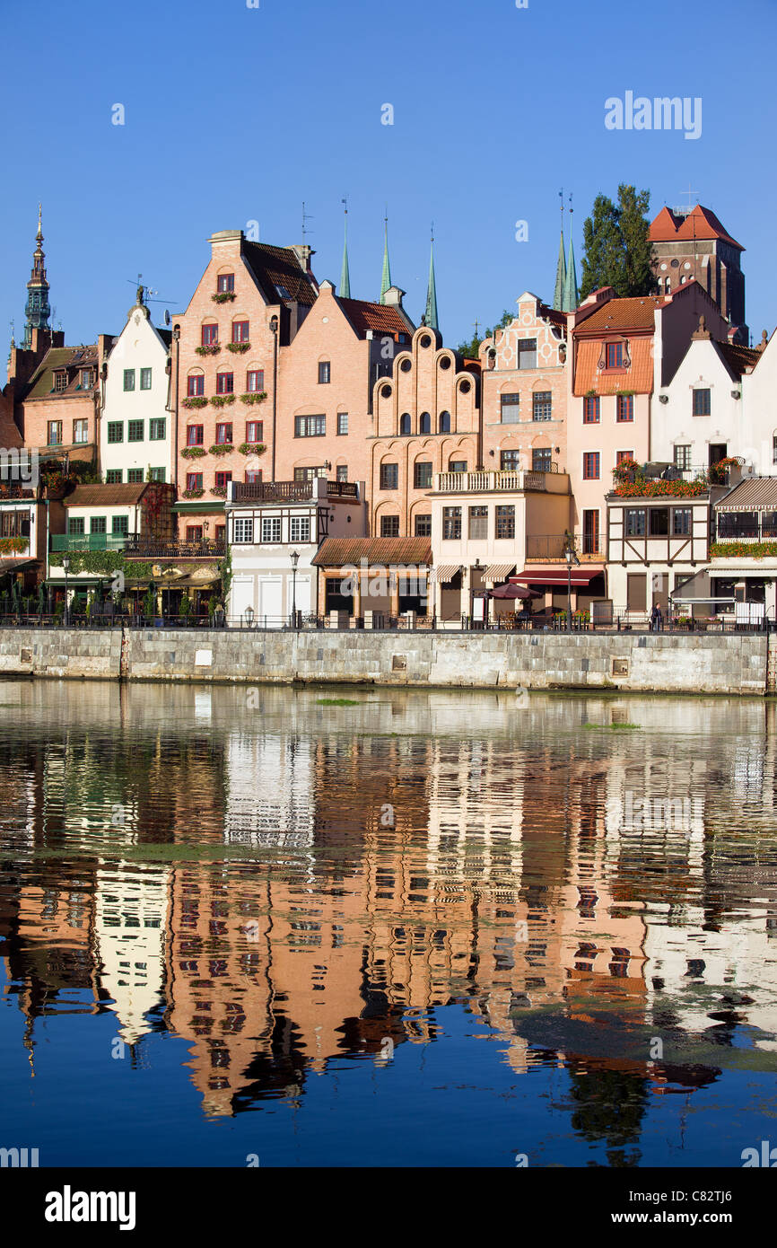 Old Town Waterfront Häuser historische Architektur mit Reflexionen in der Mottlau, Danzig, Polen Stockfoto