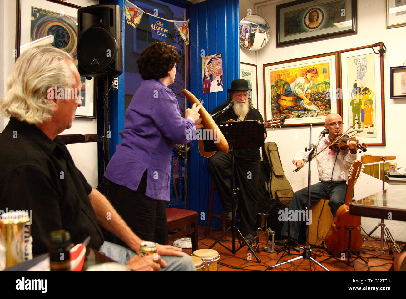 Ein Latein-Konzert in einem typischen Keller in Old San Juan, Puerto Rico. Stockfoto