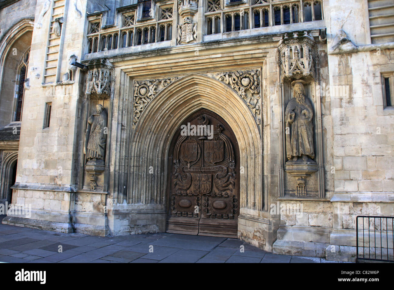 Die große Eichentür in der Westfassade des Bad AbbeyBath, N.E. Somerset, England, UK Stockfoto