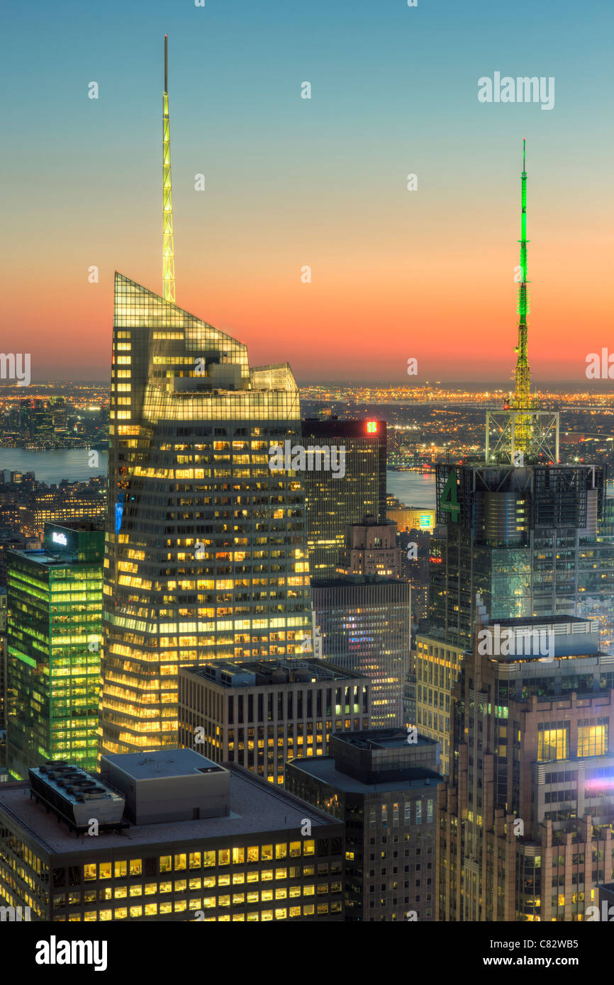 Blick von der Spitze des Felsens einschließlich der Bank of America Tower und Conde Nast Building in der Dämmerung in New York City. Stockfoto
