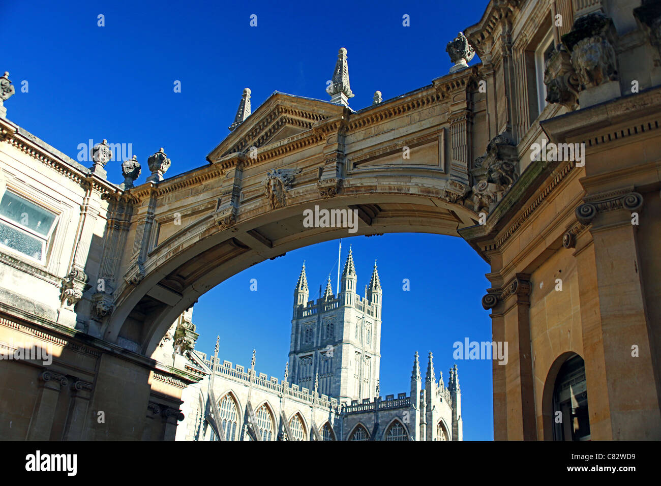Die steinernen Torbogen in der York Street und Abteikirche von Bath, Bath, N.E. Somerset, England, UK Stockfoto