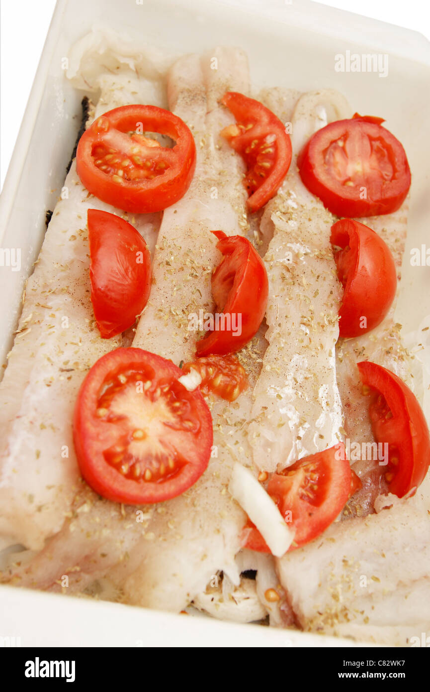 Pollock / Pollack Fischfilets in Schale zum Kochen, in Scheiben geschnittenen Tomaten & Kräuter (Alternative zu Kabeljau) Stockfoto