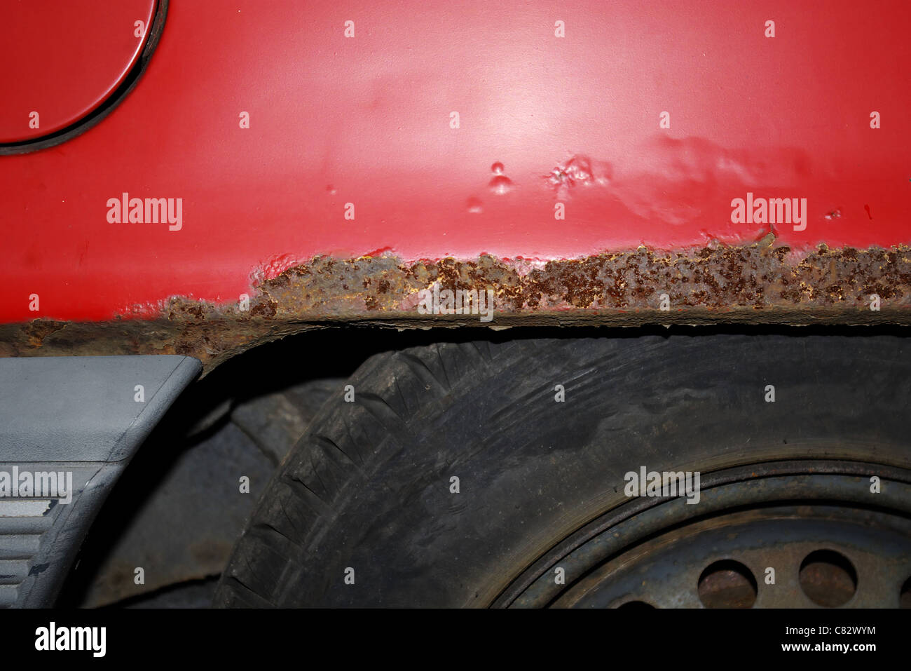 Korrosion an einem Auto Kotflügel, rostige Auto closeup Stockfoto