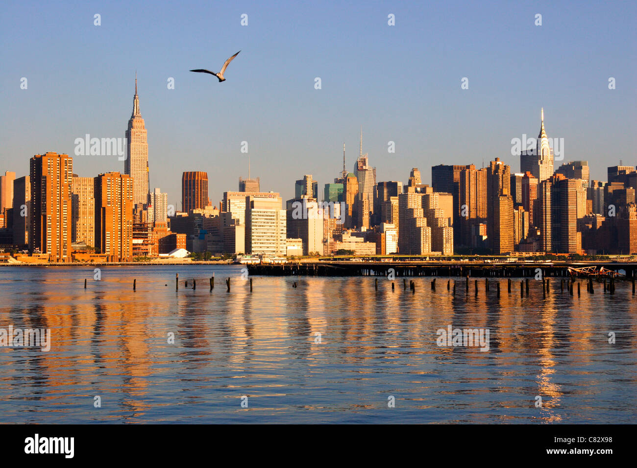 Wolkenkratzer von Midtown, New York, Brooklyn in Greenpoint. Stockfoto