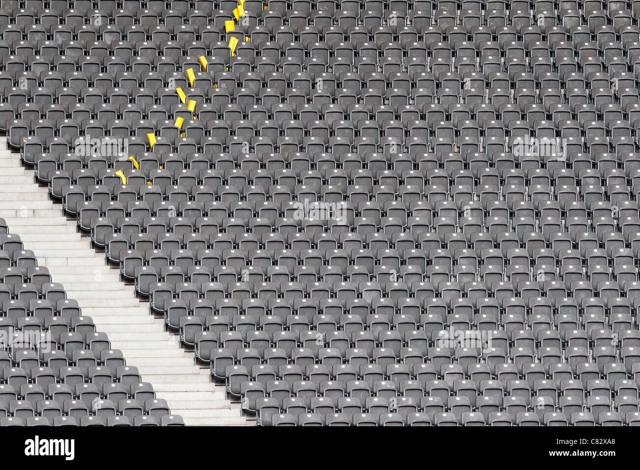 Einige gelbe Plakate befinden sich auf Sitze im Olympiastadion am Vorabend der das Eröffnungsspiel der Frauen-WM 2011, Berlin Stockfoto