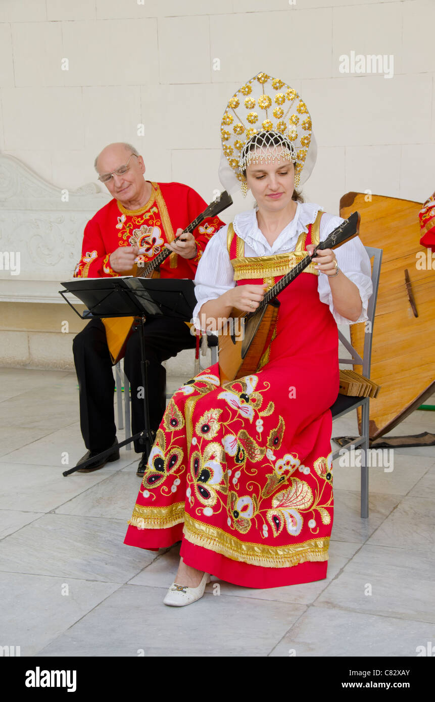 Ukraine, Jalta, Livadia-Palast. Ukrainische Folklore-Show mit traditionellen Kostümen spielt Balalaika. Stockfoto