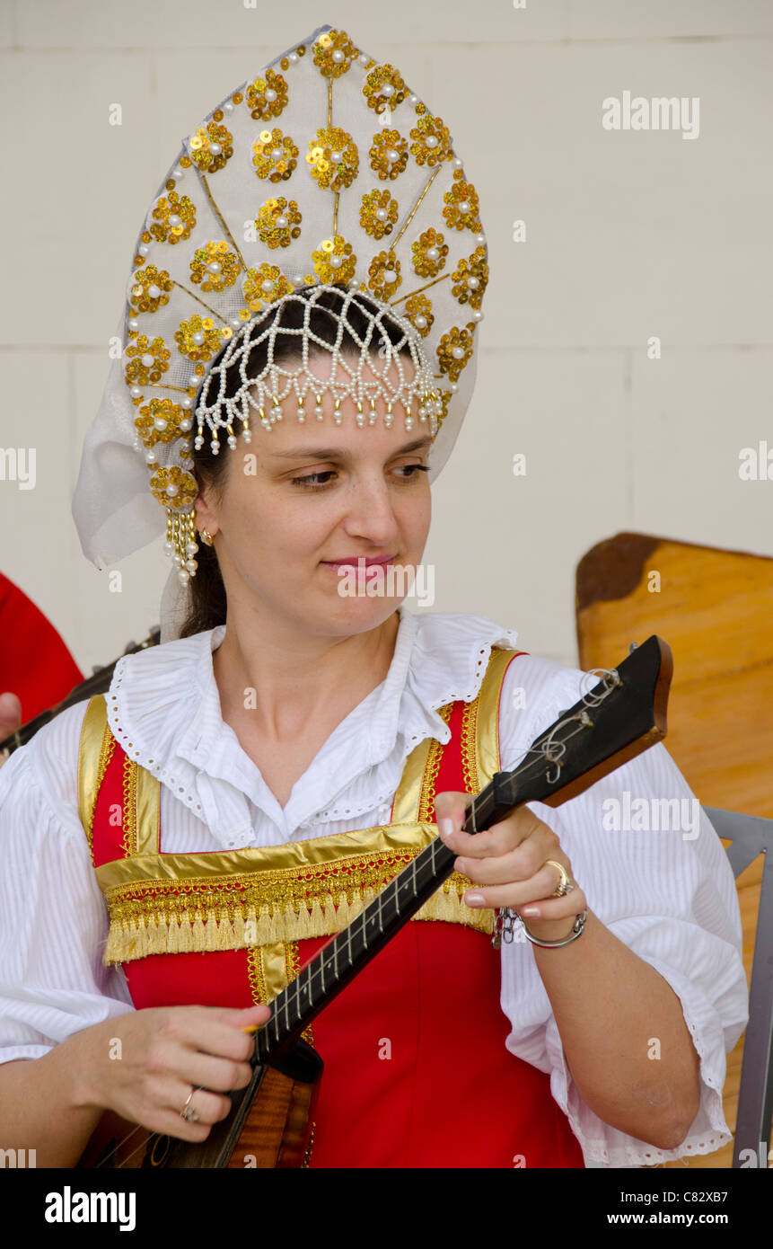 Woman Playing Balalaika Stockfotos & Woman Playing Balalaika Bilder Alamy