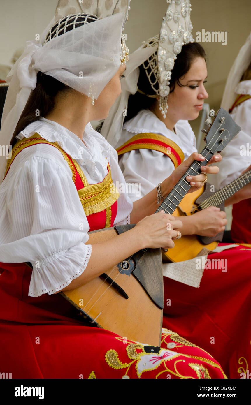 Ukraine, Jalta, Livadia-Palast. Ukrainische Folklore-Show. Frauen in traditionellen Kostümen spielen russische Balalaikas und lauten. Stockfoto