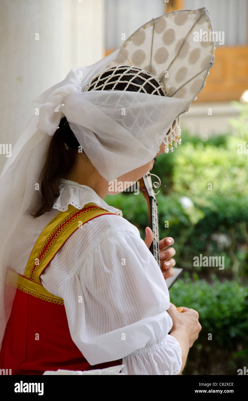 Ukraine, Jalta, Livadia-Palast. Ukrainische Folklore-Show. Frau in Tracht, die dreisaitige Balalaika spielen. Stockfoto