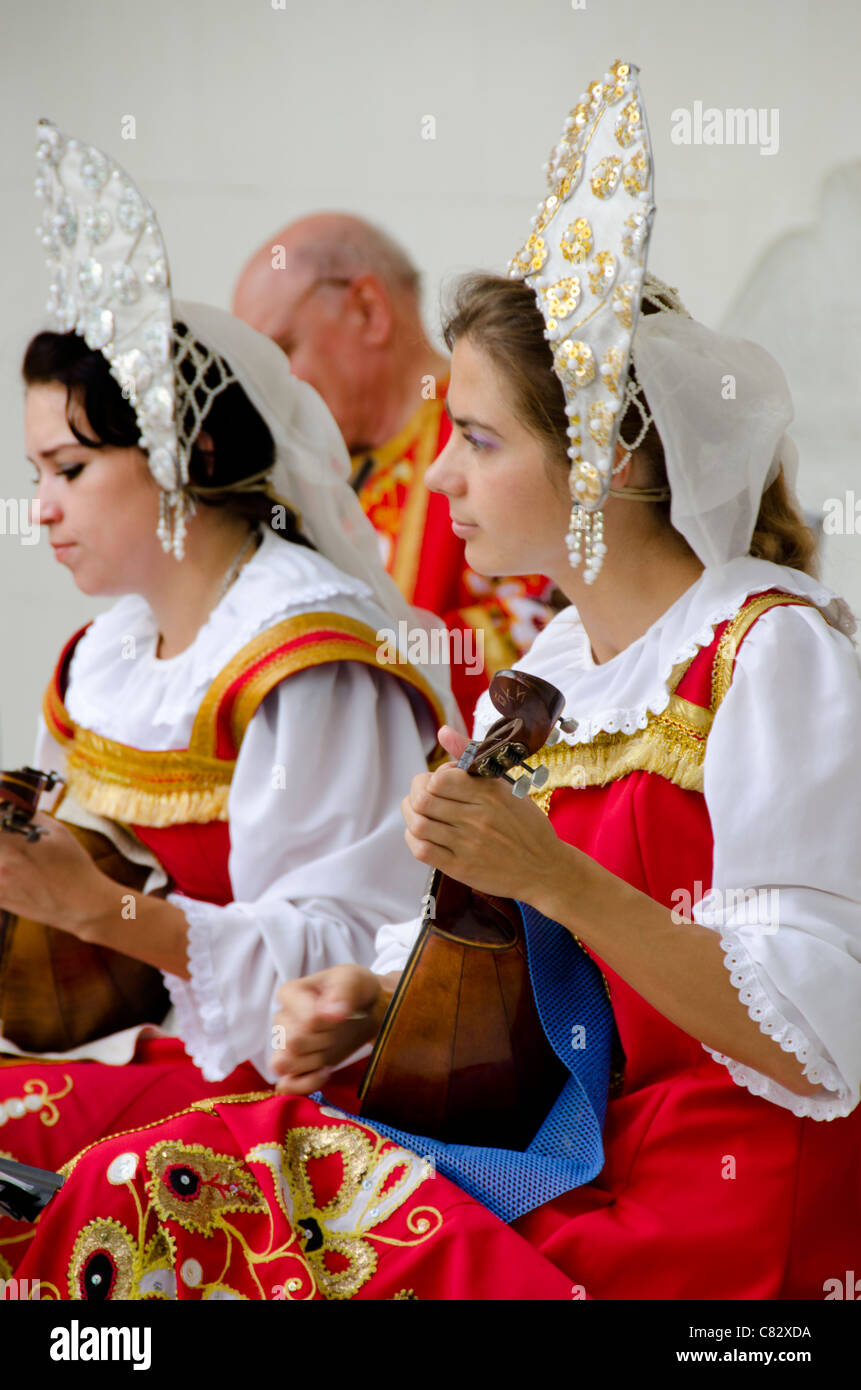 Ukraine, Jalta, Livadia-Palast. Ukrainische Folklore-Show. Frauen in traditioneller Tracht, die Laute oder Mandoline zu spielen. Stockfoto