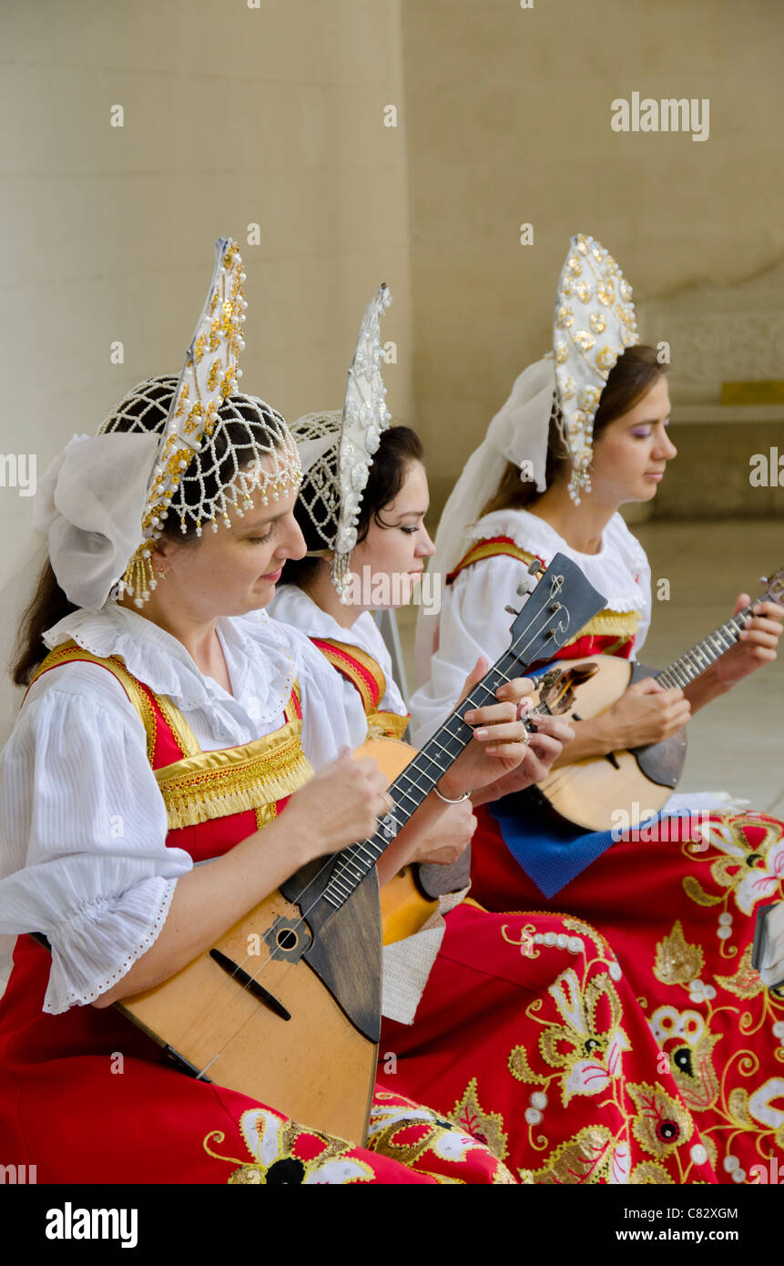 Ukraine, Jalta, Livadia-Palast. Ukrainische Folklore-Show. Frauen in traditionellen Kostümen spielen russische Balalaikas & lauten. Stockfoto