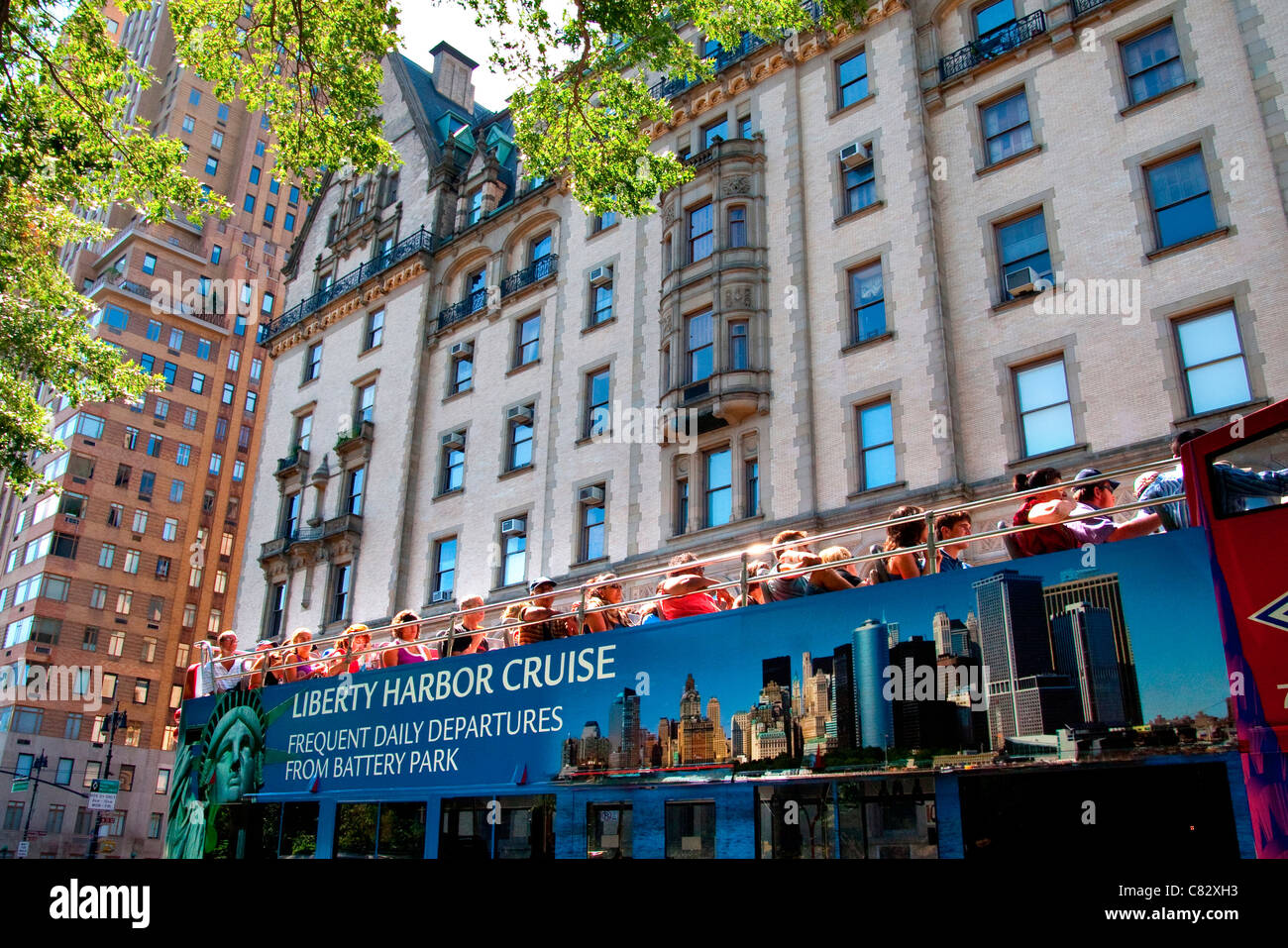 Ein Touristenbus vor dem Dakota Building in 72nd Street im Central Park in Manhattan (New York City). Stockfoto