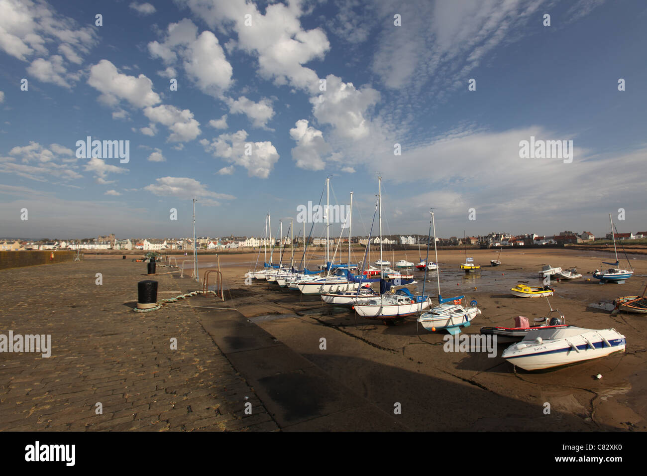 Stadt von Elie, Schottland. Malerische Aussicht von Elie Hafen bei Ebbe. Stockfoto