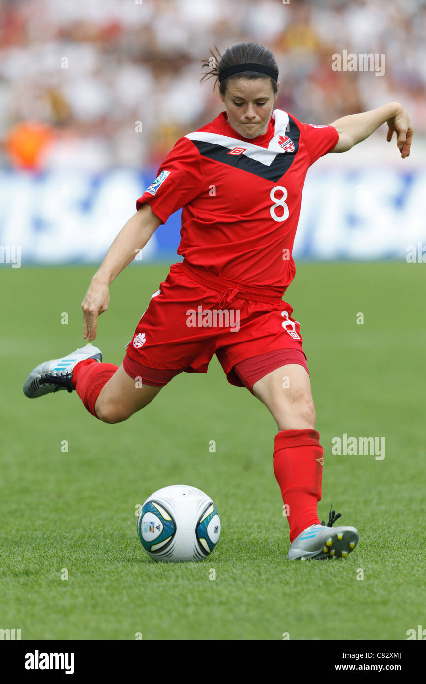 Diana Matheson of Canada setzt auf um den Ball zu schießen, während das Eröffnungsspiel der Frauen 2011 WM-Fußball-Turnier. Stockfoto