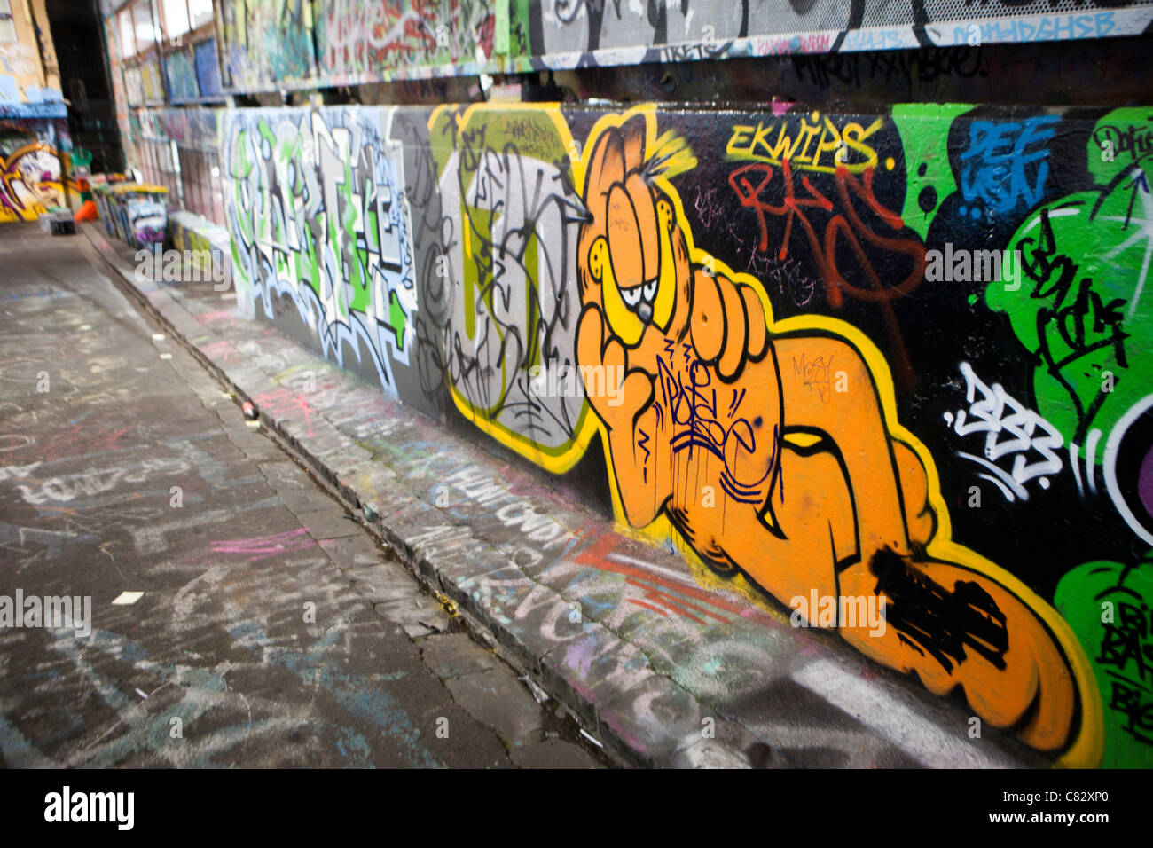 Graffiti deckt die Wände auf den Straßen in mehr einer modernen Kunstform eher dann ein Zeichen von Vandalismus in Melbourne, Australien. Stockfoto