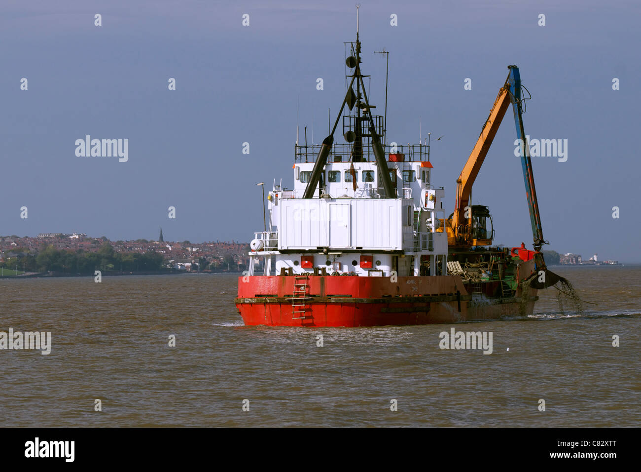 Der Greifer Hopper Bagger "Admiral Day" in den Fluss Mersey, Liverpool, Liverpool seitlich des Flusses tätig. Stockfoto