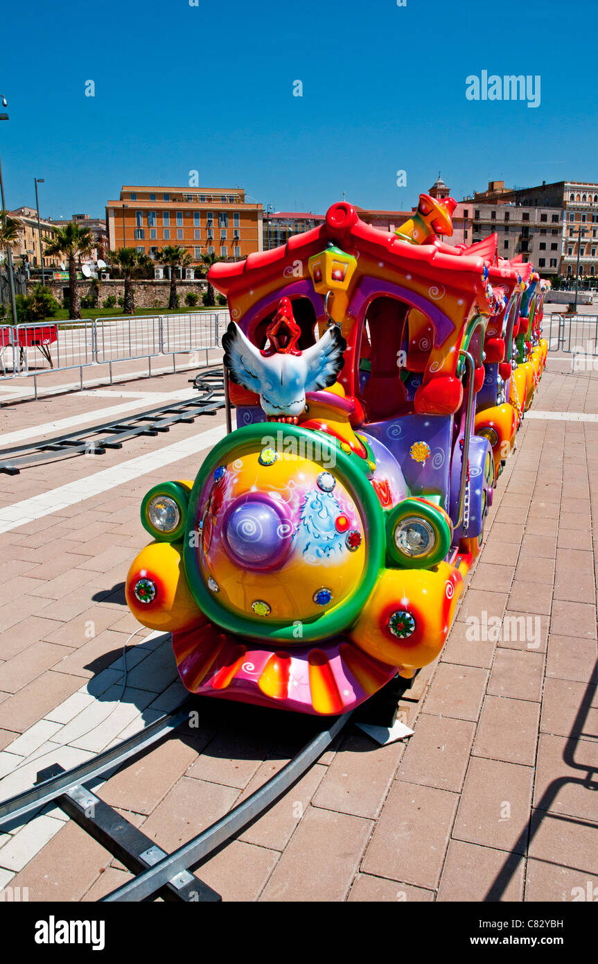 Ein bunter Zug und Trainer für Kinder Fahrten an der neuen Strandpromenade Entwicklung, Civitavecchia, Italien Stockfoto