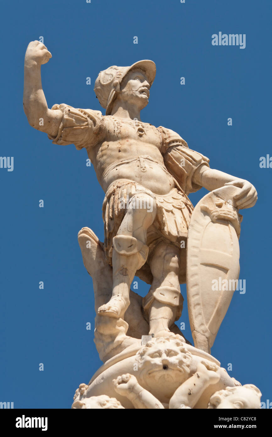 Statue auf der Spitze Orion-Brunnen, Piazza Del Duomo, Messina, Sizilien, Italien Stockfoto