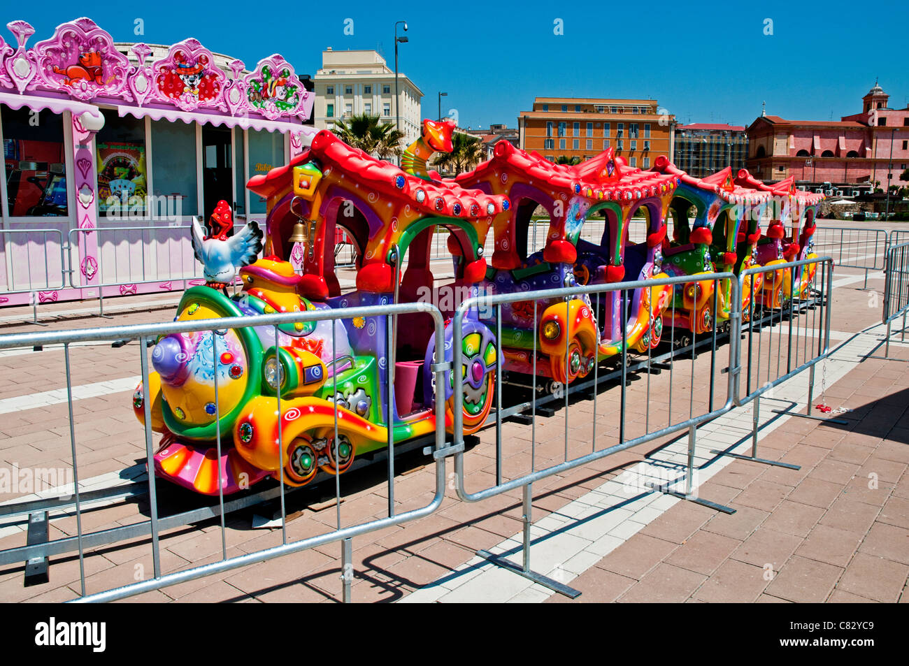 Ein bunter Zug und Trainer für Kinder Fahrten an der neuen Strandpromenade Entwicklung, Civitavecchia, Italien Stockfoto