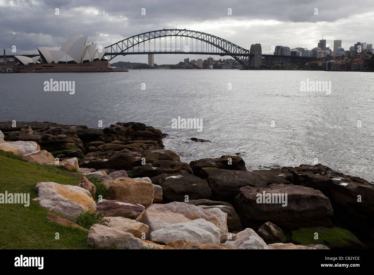 Sydney Opera House und Harbour Bridge V Iewed aus der Domäne, Sydney, Australien. Stockfoto