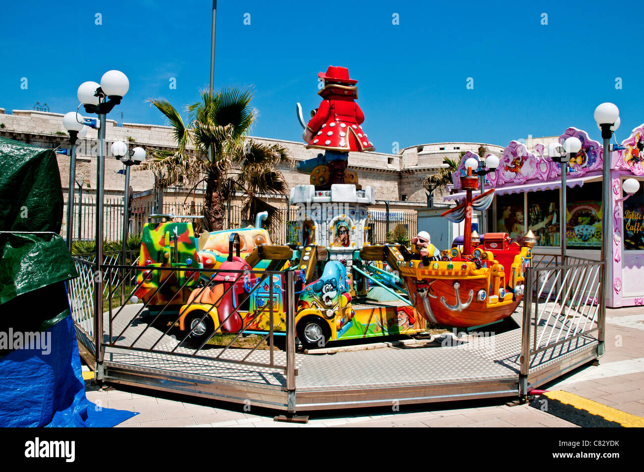 Ein Karussell Kinder Fahrt auf dem Messegelände in der neuen Strandpromenade Entwicklung bei Civitavecchia, Italien Stockfoto