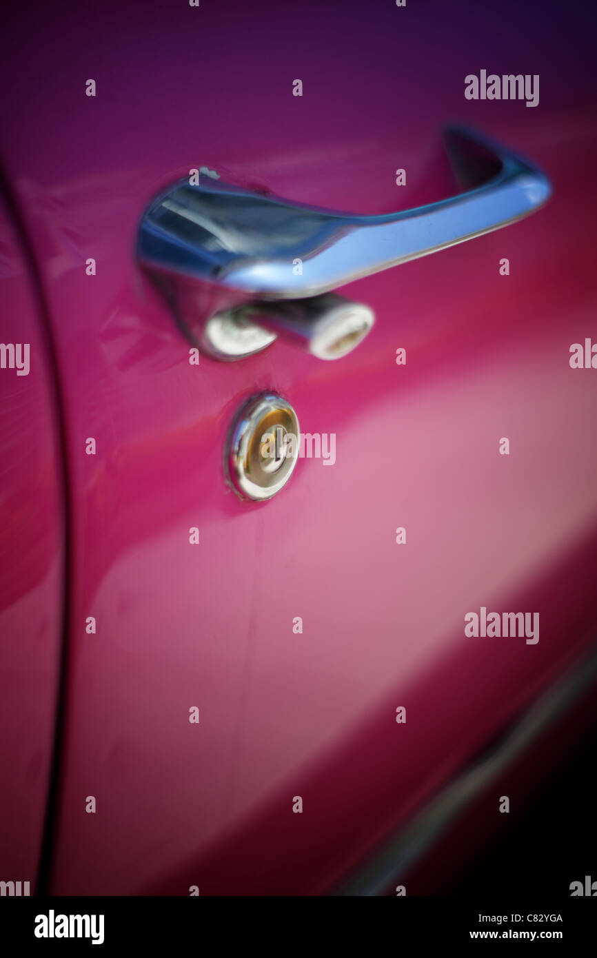 Detail der Türgriff auf einem rosa cadilac Stockfoto