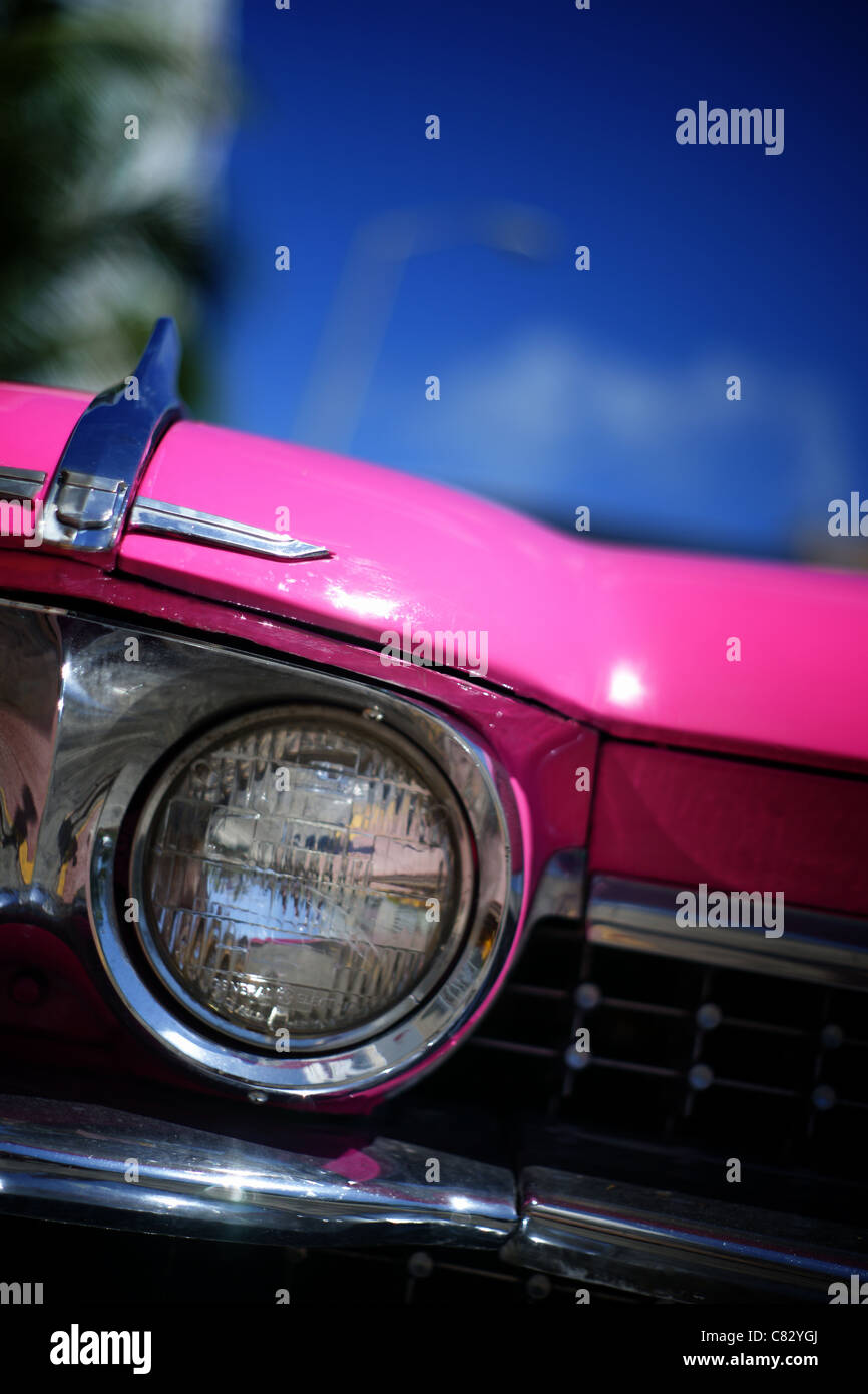 Detail der Scheinwerfer aus einem rosa cadilac Stockfoto
