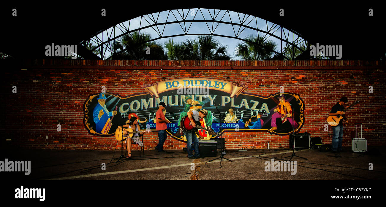 Panorama-Foto der Band spielt auf der Bühne im Bo Diddley Gemeinschaft Plaza, Gainesville, Florida, USA Stockfoto
