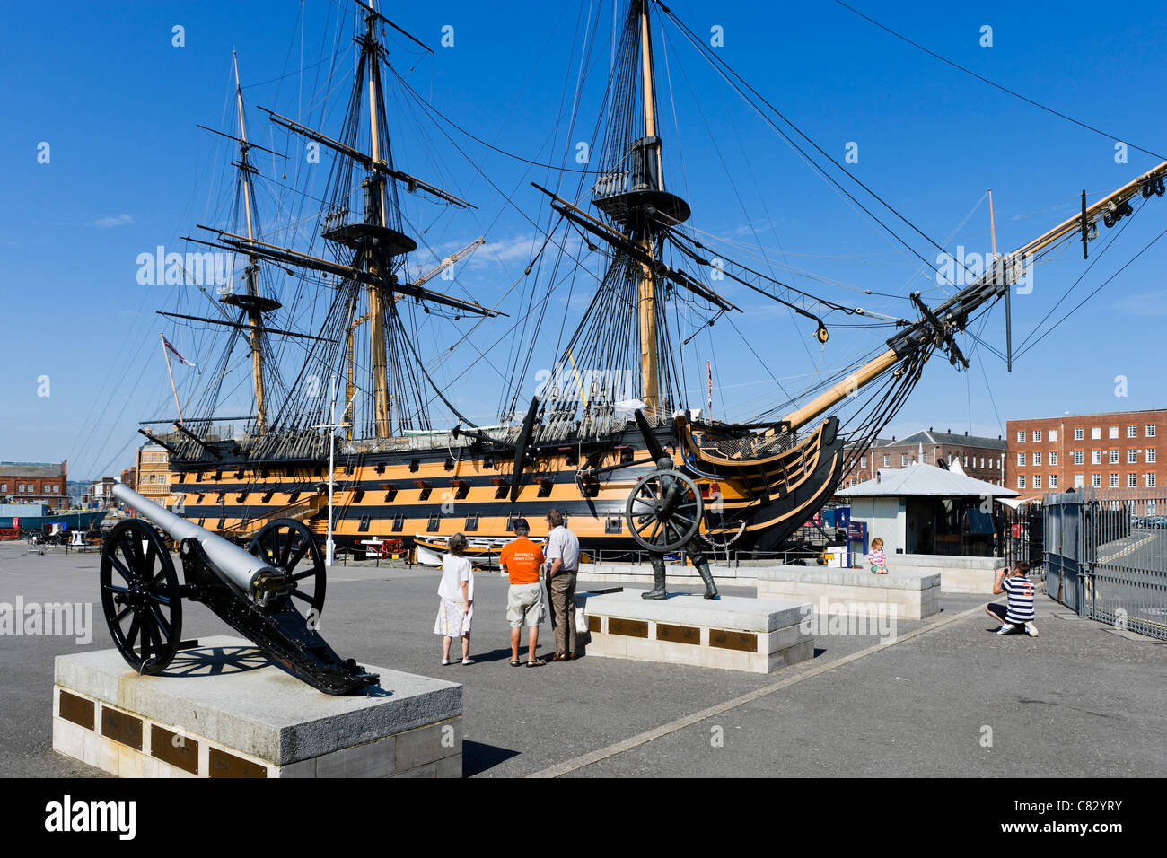 Touristen vor Lord Nelsons Flaggschiff HMS Victory in Portsmouth Historic Dockyard, Portsmouth, Hampshire, England, UK Stockfoto