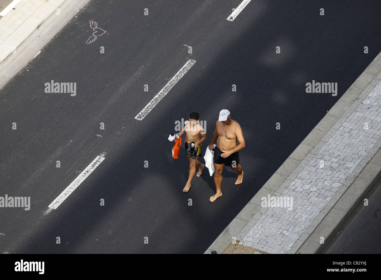 Anwohner, die zu Fuß in leeren Autobahn Tel Aviv Israel Stockfoto