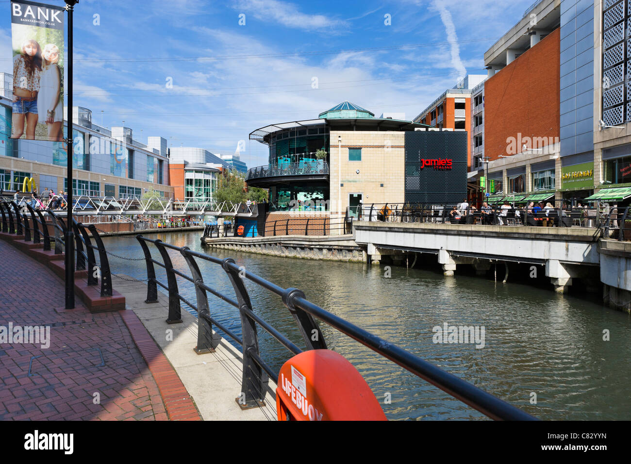 Geschäfte und Restaurants an den Ufern des Flusses Kennet in Oracle Shopping Centre, Reading, Berkshire, England, Großbritannien Stockfoto