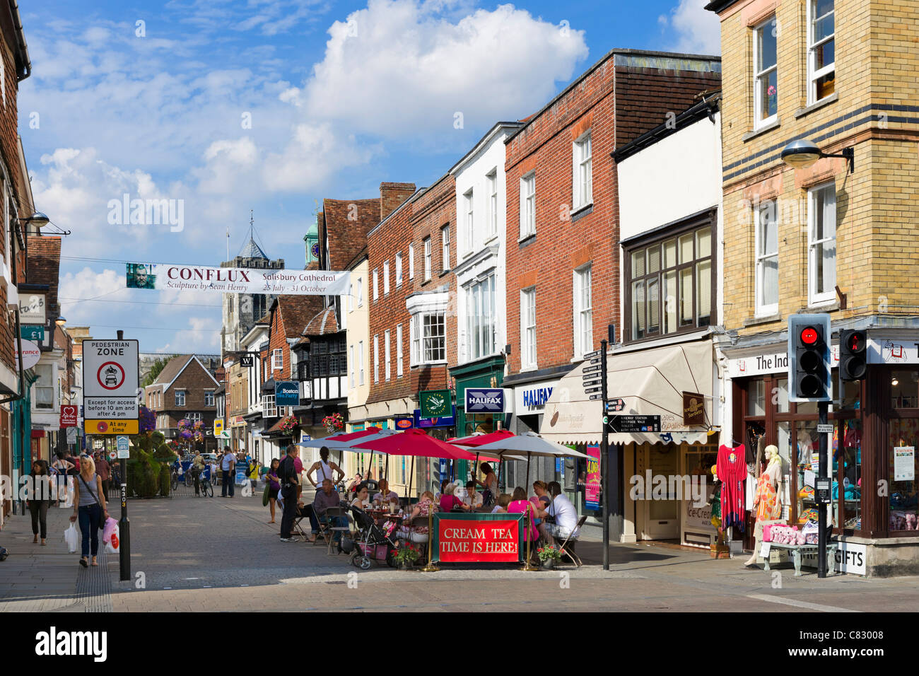 Café und Geschäfte auf der High Street in Salisbury, Wiltshire, England
