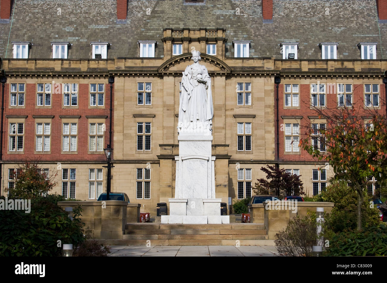 Royal Victoria Infirmary (RVI) + Statue von Königin Victoria, Newcastle Upon Tyne Krankenhäuser NHS Foundation Trust, England, UK Stockfoto