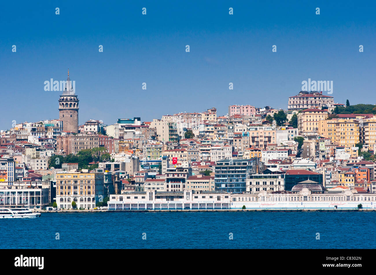 Blick über den Bosporus, Beyoglu und der Galata-Turm-Istanbul, Türkei. Stockfoto