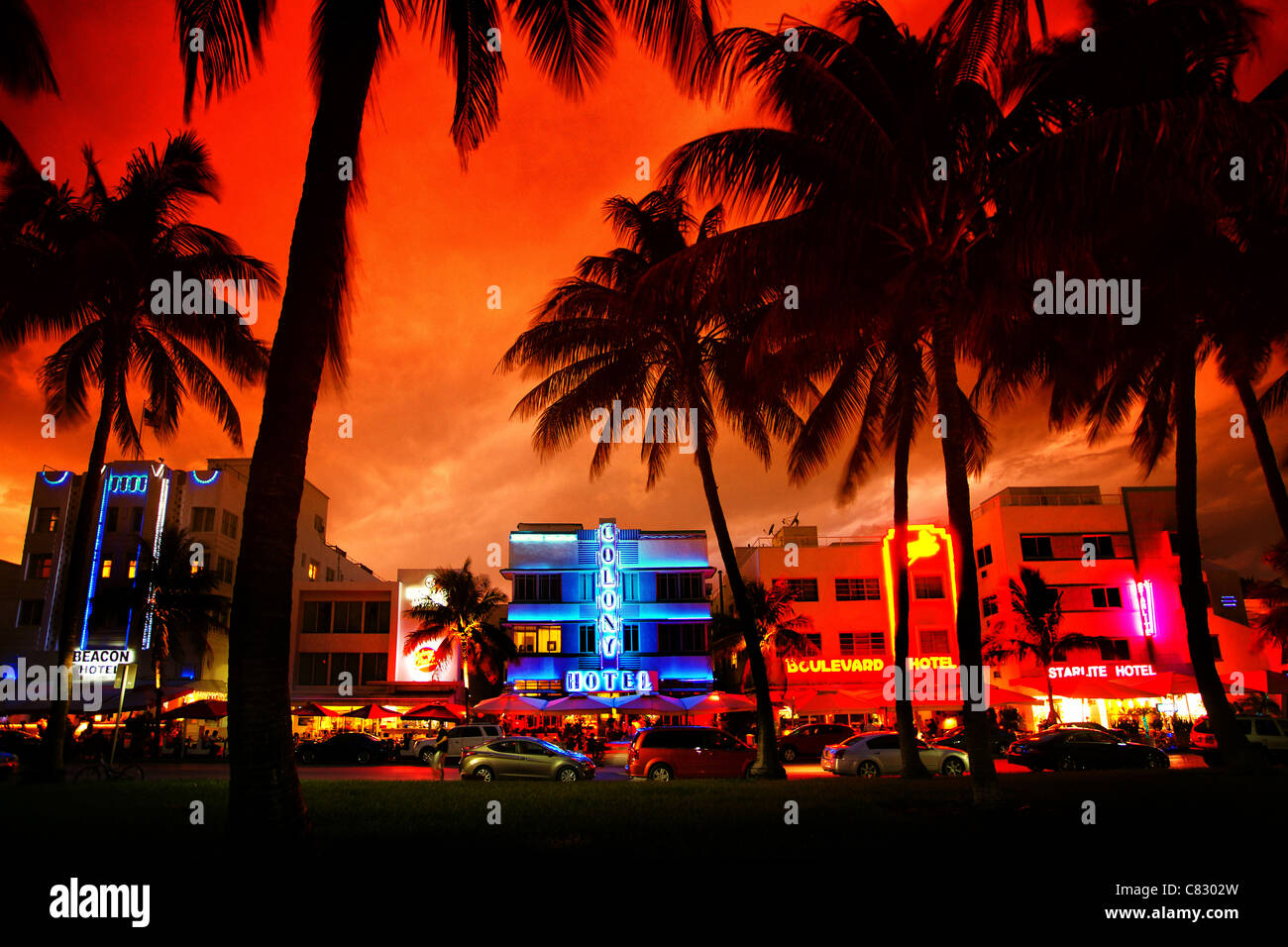 Art-Deco-Hotels mit Neonröhren in Miami Beach bei Sonnenuntergang Stockfoto